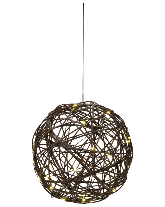 Hängande klotformad lampa av flätade bruna grenar med små varmvita LED-lampor. Modern rustik design, passar för dekorativ belysning inne eller ute.