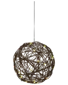 Hängande klotformad lampa av flätade bruna grenar med små varmvita LED-lampor. Modern rustik design, passar för dekorativ belysning inne eller ute.