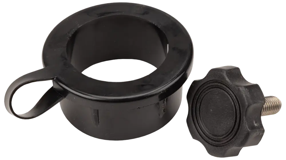 Sort plastkrave med sideløkke og separat sort gevindknap, sandsynligvis en reservedel til fastgørelse eller justering af cylindriske udstyrskomponenter.