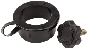 Sort plastkrave med sideløkke og separat sort gevindknap, sandsynligvis en reservedel til fastgørelse eller justering af cylindriske udstyrskomponenter.