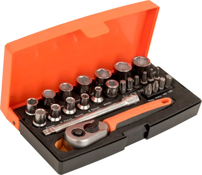 Topnøglesæt med forskellige toppe, bits og forlængerstang i kompakt orange og sort plastkasse. Inkluderer skraldenøgle med ergonomisk greb. Alt er organiseret i skumindsats.