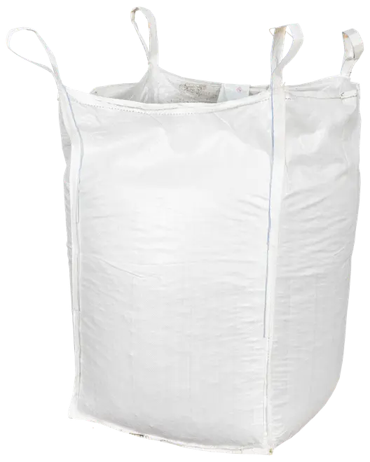 Stor, hvid vævet polypropylen bigbag med fire løftestropper, firkantet form, åben top og forstærkede sømme. Velegnet til transport eller opbevaring af tunge materialer.
