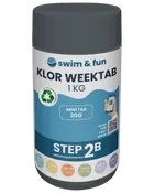 Plastburk med grått lock, märkt 'Swim & Fun Klor Weektab 1kg.' Innehåller 20g mini-klortabletter för pooldesinfektion. Steg 2B, underhållsdesinfektion. Återvinningsbar förpackning.