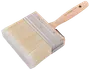 Bred malerpensel med lyse syntetiske børster, træhåndtag og metalbånd. Håndtaget har ophængshul og logo. Børsten er 120 mm bred, ideel til store flader.