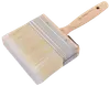 Bred malerpensel med lyst træhåndtag, metalbånd og syntetiske børster. Håndtaget har ophængshul og mærkeindgravering. Børsten er 70 mm bred, velegnet til store flader.