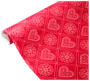 Rött presentpapper med vita hjärtan och snöflingor i rutmönster. Blank yta, perfekt för festliga tillfällen och inslagning av presenter.