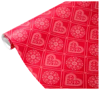 Rødt gavepapir med hvide hjerter og snefnug i et ternet mønster. Glansfuld overflade, perfekt til festlige lejligheder og indpakning af gaver.