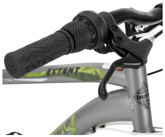 Närbild av cykelstyre med texturerat gummihandtag, vridreglage och bromshandtag. Silverfärgad ram med gröna detaljer och texten 'EXTENT' synlig.