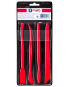 Sæt med fire røde plastikmodelleringsværktøjer til ler eller polymer, hver med forskellige ender til formning, skæring og detaljer. Leveres i klar plastlomme.