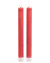Sæt med to røde stagelys med glat overflade, cylinderform og hvide væger. Perfekte til dekoration eller middagsbrug. Hvert lys er cirka 25 cm højt.