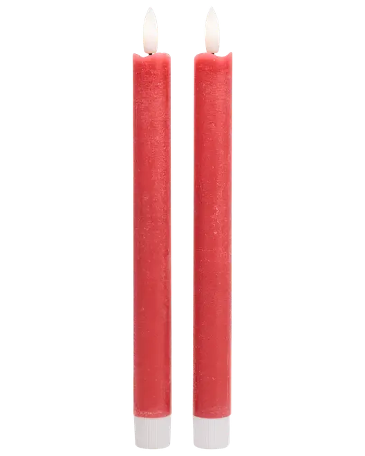 Sæt med to røde stagelys med glat overflade, cylinderform og hvide væger. Perfekte til dekoration eller middagsbrug. Hvert lys er cirka 25 cm højt.