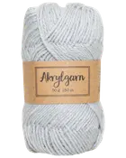 Ljusgrått akrylgarnnystan, 50 gram, 150 meter. Mjukt garn, passar för stickning eller virkning. Märkt "Akrylgarn" med brun pappersetikett.