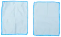 Två ljusblå mikrofiberdukar med blå sydda kanter, rektangulär form, mjuk yta, passar för dammtorkning, avtorkning och allmän rengöring i hemmet eller på kontoret.