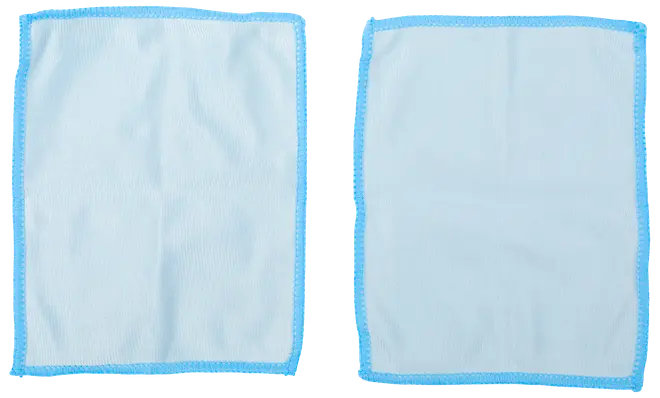 Två ljusblå mikrofiberdukar med blå sydda kanter, rektangulär form, mjuk yta, passar för dammtorkning, avtorkning och allmän rengöring i hemmet eller på kontoret.