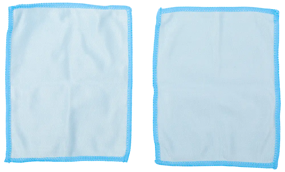 Två ljusblå mikrofiberdukar med blå sydda kanter, rektangulär form, mjuk yta, passar för dammtorkning, avtorkning och allmän rengöring i hemmet eller på kontoret.