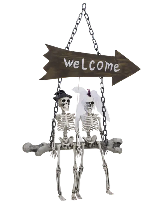 Halloween-dekoration med två skelett utklädda till brudpar på en gunga, ovanför ett träschild med texten 'welcome' i vitt.