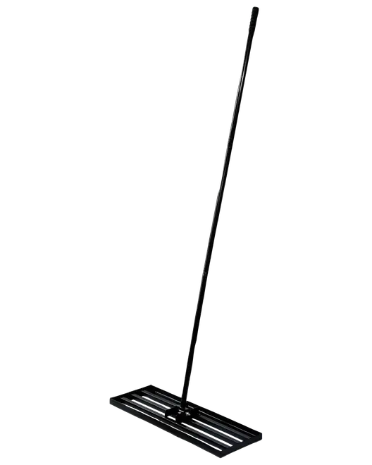 Sort askeskraber i metal med langt skaft og fladt, rektangulært hoved med slidser, ideel til at fordele eller flytte aske i pejse eller grill.