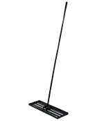 Sort askeskraber i metal med langt skaft og fladt, rektangulært hoved med slidser, ideel til at fordele eller flytte aske i pejse eller grill.