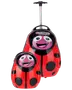 Børnekuffert og rygsæk sæt formet som mariehøns, med rød farve, sorte prikker og glad tegneserieansigt. Hårdt skal design med håndtag og hjul for nem transport.