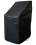 Sort, vandtæt overtræk til havemøbler, lavet af slidstærkt materiale. Rektangulær form med skrå top, beskytter stole eller små borde mod vejr og støv.