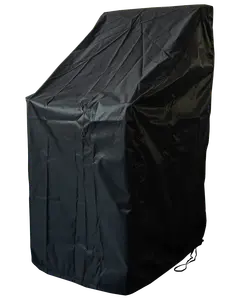 Svart vattentätt överdrag för utemöbler, tillverkat av slitstarkt material. Rektangulär form med lutande topp, skyddar stolar eller små bord mot väder och damm.