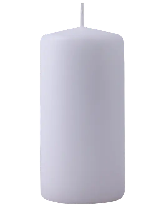 Vit pelarljus med slät, cylindrisk form, platt topp och en centrerad veke. Oparfymerat, passar för dekoration eller stämningsbelysning vid olika tillfällen.