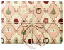 Inslagen presentlåda med cremefärgat julpapper med träd, kransar, blommor och paket, bunden med rustikt snöre och rosett.