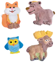 Sæt med fire håndmalede dyremagneter: orange ræv, brun bjørn, blå ugle og brun elg, alle med tegneserieagtige træk og klare farver. Velegnet til børnehåndværk eller dekoration.