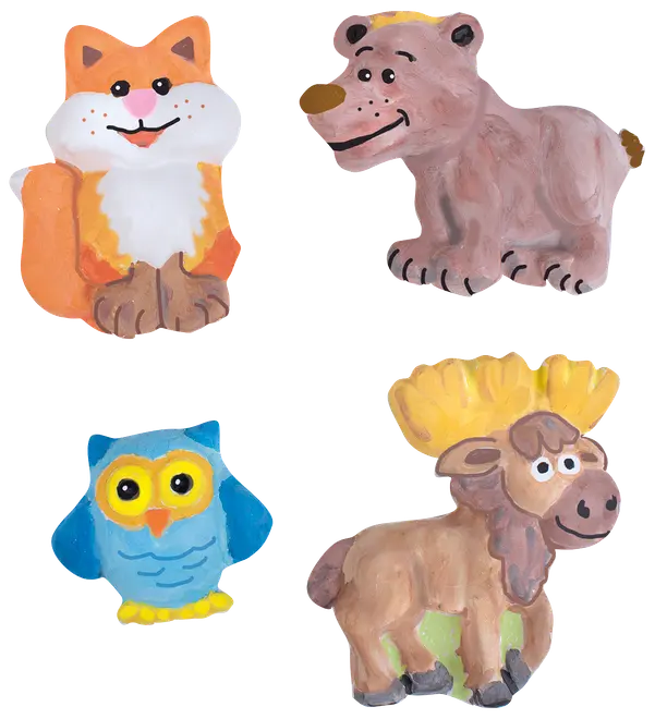 Sæt med fire håndmalede dyremagneter: orange ræv, brun bjørn, blå ugle og brun elg, alle med tegneserieagtige træk og klare farver. Velegnet til børnehåndværk eller dekoration.