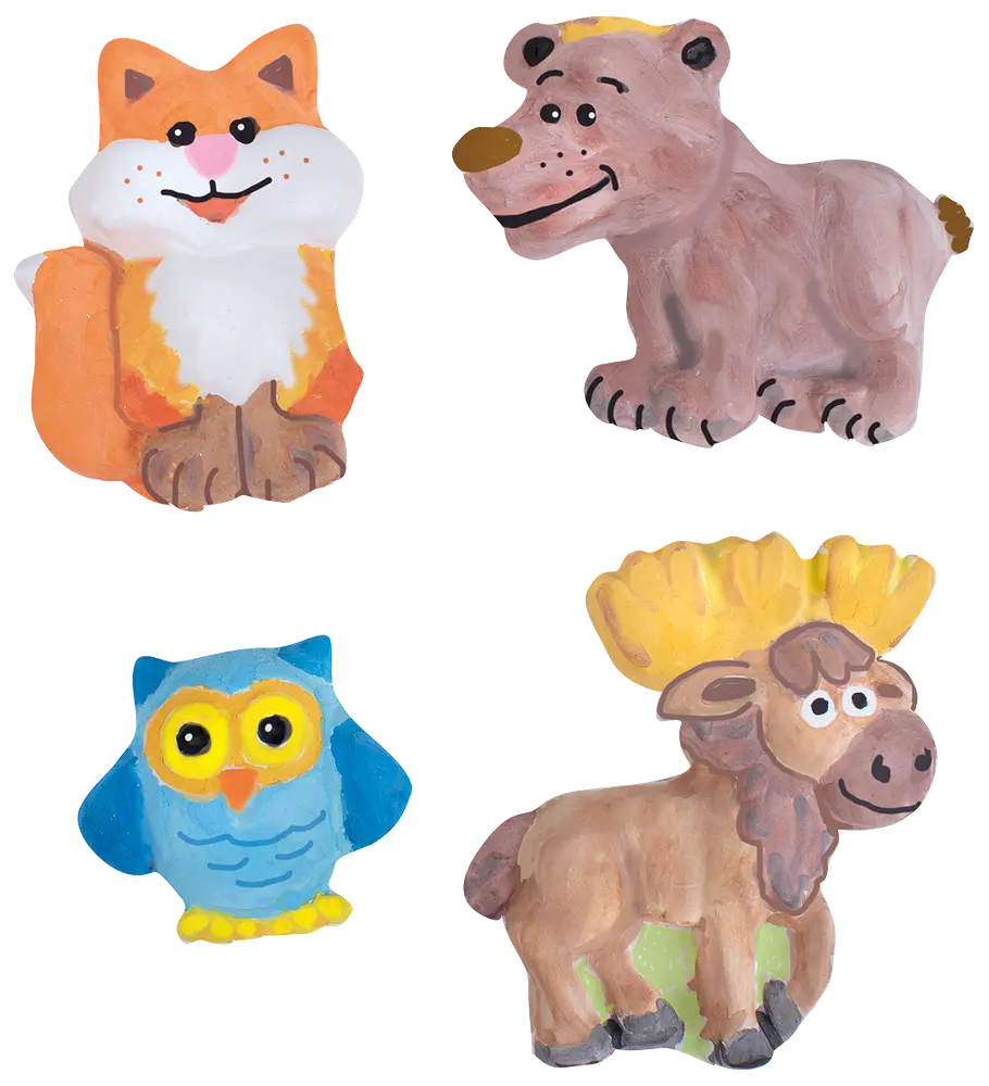 Sæt med fire håndmalede dyremagneter: orange ræv, brun bjørn, blå ugle og brun elg, alle med tegneserieagtige træk og klare farver. Velegnet til børnehåndværk eller dekoration.