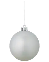 Matt silver julgranskula med slät, rund yta, metallfäste och upphängningssnöre. Enkel och elegant design. Diameter cirka 8 centimeter.