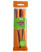 Tom’s Karamel Hits slikstænger i en orange og grøn hængepakke med assorterede karamel- og chokoladeovertrukne sticks.