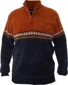 Herresweater med halv lynlås, rust-orange øverst, mørkeblå nederst og geometrisk mønstret bånd over bryst og ærmer. Ribkanter ved ærmer og bund for god pasform.