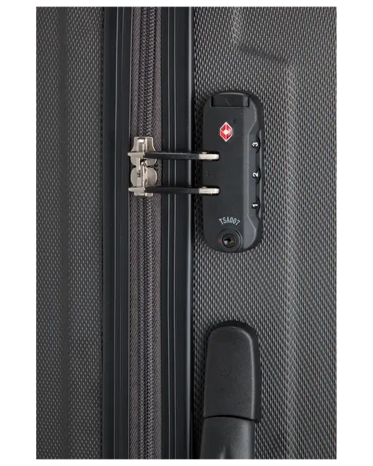 Närbild på hård resväska med inbyggt TSA-godkänt kombinationslås och dragkedjor låsta i låset, texturerad mörkgrå yta.