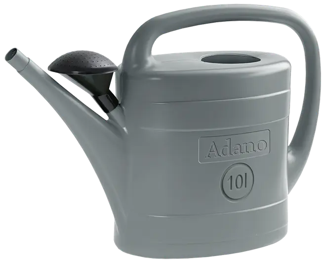 Grå plast vandkande med stort håndtag, aftagelig spreder og kapacitet på 10 liter. Præget med 'Adano' og '10L' på siden. Velegnet til havebrug.