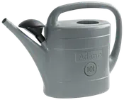 Grå plast vandkande med stort håndtag, aftagelig spreder og kapacitet på 10 liter. Præget med 'Adano' og '10L' på siden. Velegnet til havebrug.