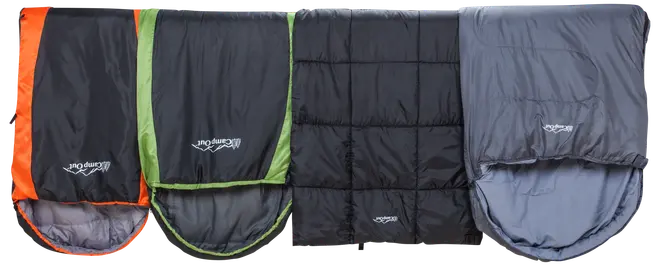 Sæt med fire soveposer i forskellige farver og stilarter, med isolerende materiale, rektangulære og mumieformer samt synlige mærkelogoer, velegnet til camping og udendørs brug.