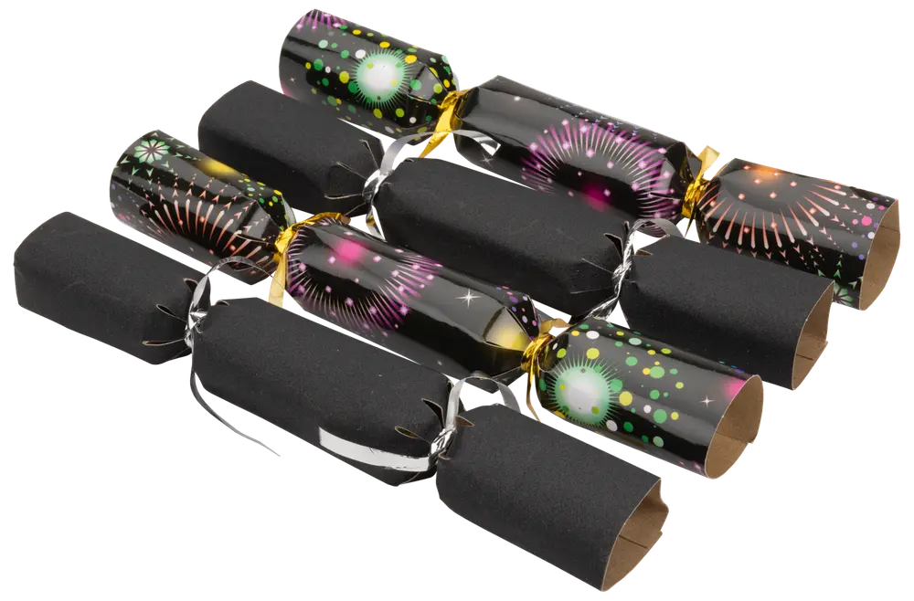 Set med sex julsmällkarameller med svart papper och färgglada fyrverkerimönster, knutna i båda ändar med metallband. Varje smällkaramell är cylindrisk och festlig.