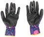 Ett par trädgårdshandskar med svarta gummibelagda handflator och fingrar samt lila tygmuddar med färgglatt blommönster. Ger bra grepp och skydd vid trädgårdsarbete.
