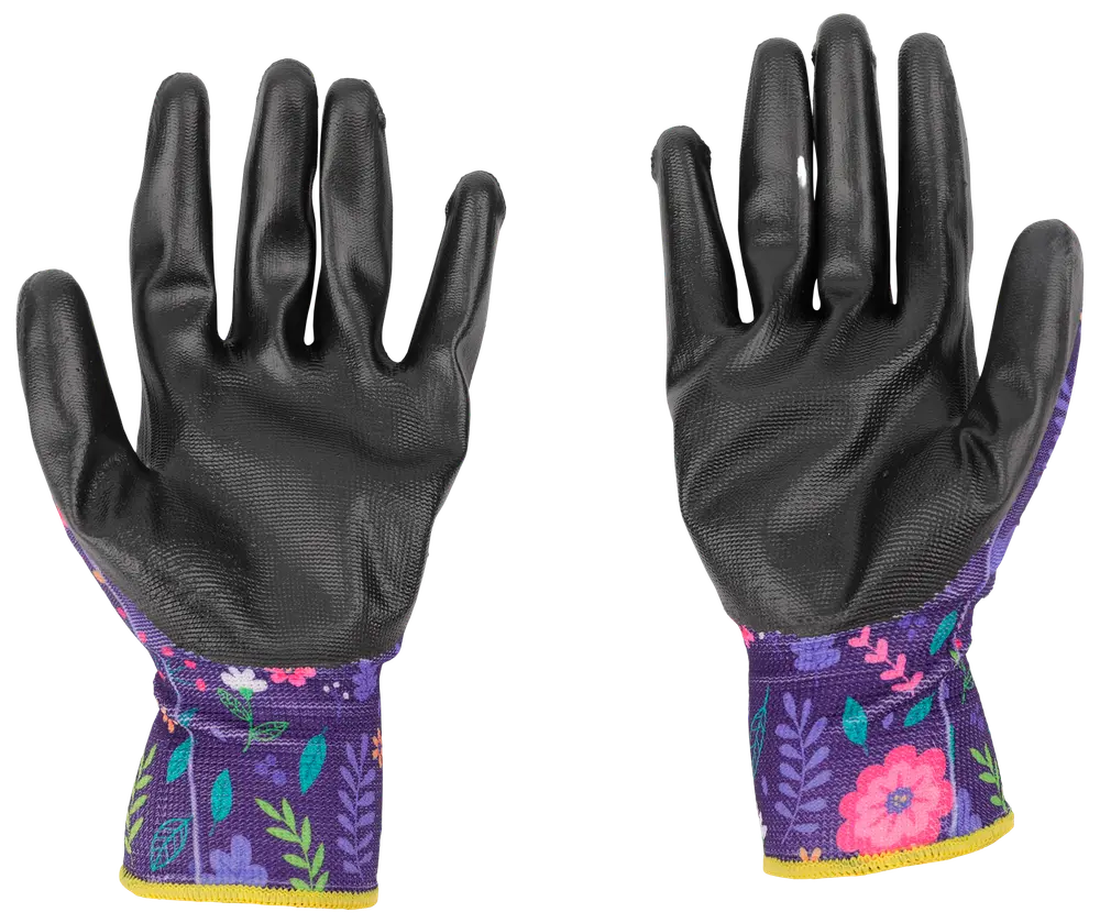 Ett par trädgårdshandskar med svarta gummibelagda handflator och fingrar samt lila tygmuddar med färgglatt blommönster. Ger bra grepp och skydd vid trädgårdsarbete.