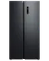 Elegant sort side-by-side køleskab med minimalistisk design, lodrette håndtag og digitalt kontrolpanel på højre dør. Moderne og rummeligt til nutidens køkkener.