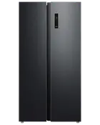 Elegant sort side-by-side køleskab med minimalistisk design, lodrette håndtag og digitalt kontrolpanel på højre dør. Moderne og rummeligt til nutidens køkkener.