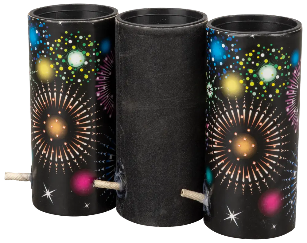 Tre cylindriske fyrværkerirør med farverige fyrværkerimønstre på sort baggrund, hver med en lunte til antændelse, beregnet til udendørs brug ved festlige lejligheder.