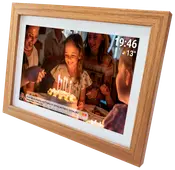 Digital fotoram med ljus träram, visar födelsedagsfoto, tid, väder och meddelande. Modern design, passar hem eller kontor.