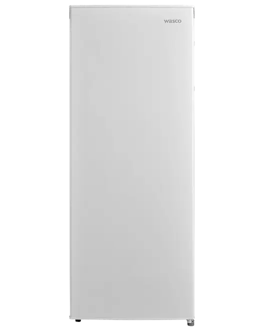 Høj, fritstående køleskab med glat hvid front, enkelt dør og minimalistisk design. Mærket "wasco" ses øverst til højre på døren.