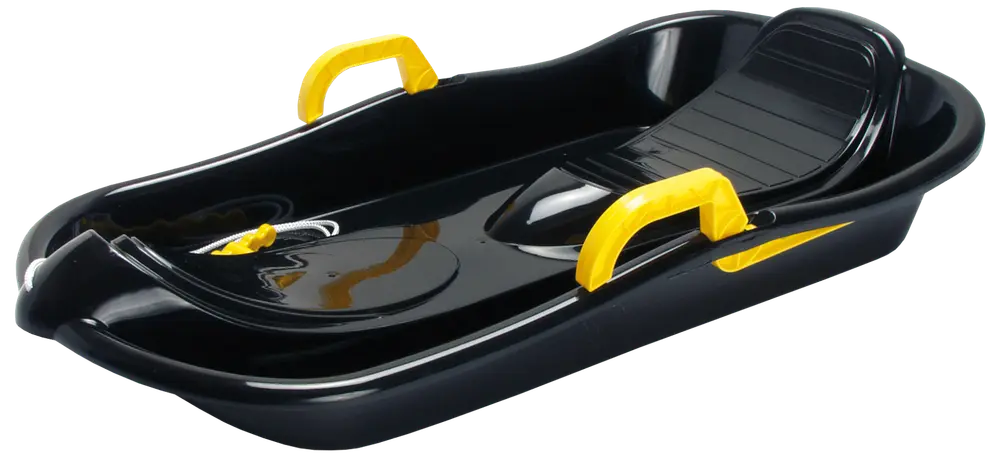 Sort plastik kælk med to gule håndtag, formet sæde og forhøjet ryglæn for støtte. Elegant design til én person, perfekt til vinteraktiviteter og kælketure.