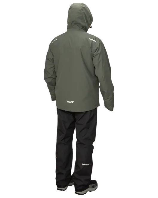 Mand iført olivengrøn vandtæt jakke med hætte og sorte vandtætte bukser. Refleksdetaljer på ryg og ben. Ideel til udendørs brug eller regnvejr.