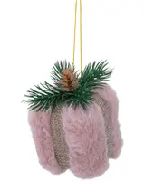 Rosa julgransprydnad med konstpäls och jute, dekorerad med grankvistar och kotte på toppen, hängande i ett gult snöre. Mjuk och festlig dekoration.