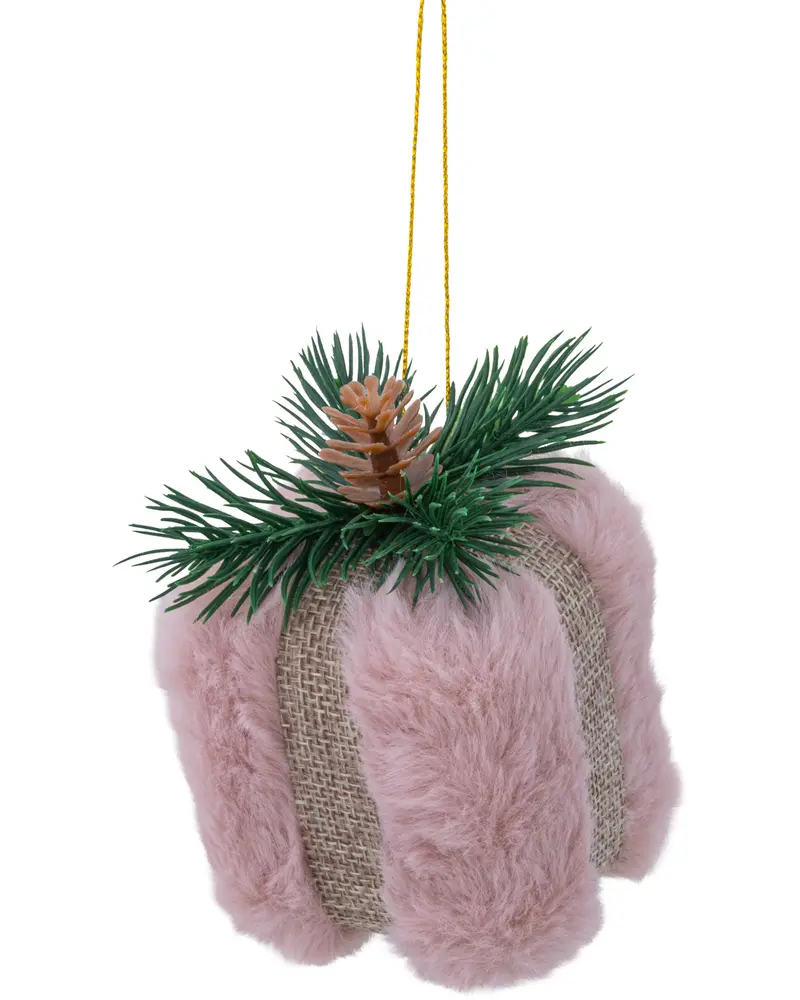 Rosa julgransprydnad med konstpäls och jute, dekorerad med grankvistar och kotte på toppen, hängande i ett gult snöre. Mjuk och festlig dekoration.
