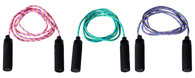 Set med tre LED-hopprep med svarta skumhandtag. Repen är rosa, gröna och lila, alla med flerfärgade lampor för synlighet och nöje vid träning eller lek.